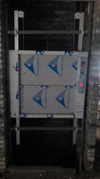 封閉轎廂式提升機